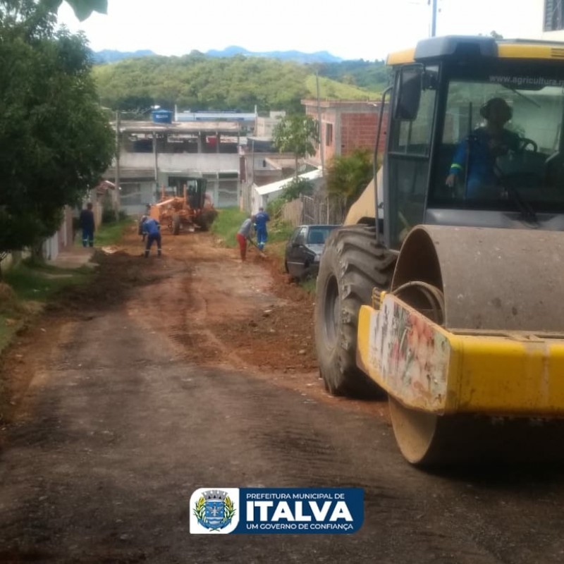 SECRETARIA DE OBRAS REALIZA MANUTENÇÃO EM RUAS DO MONUCÍPIO